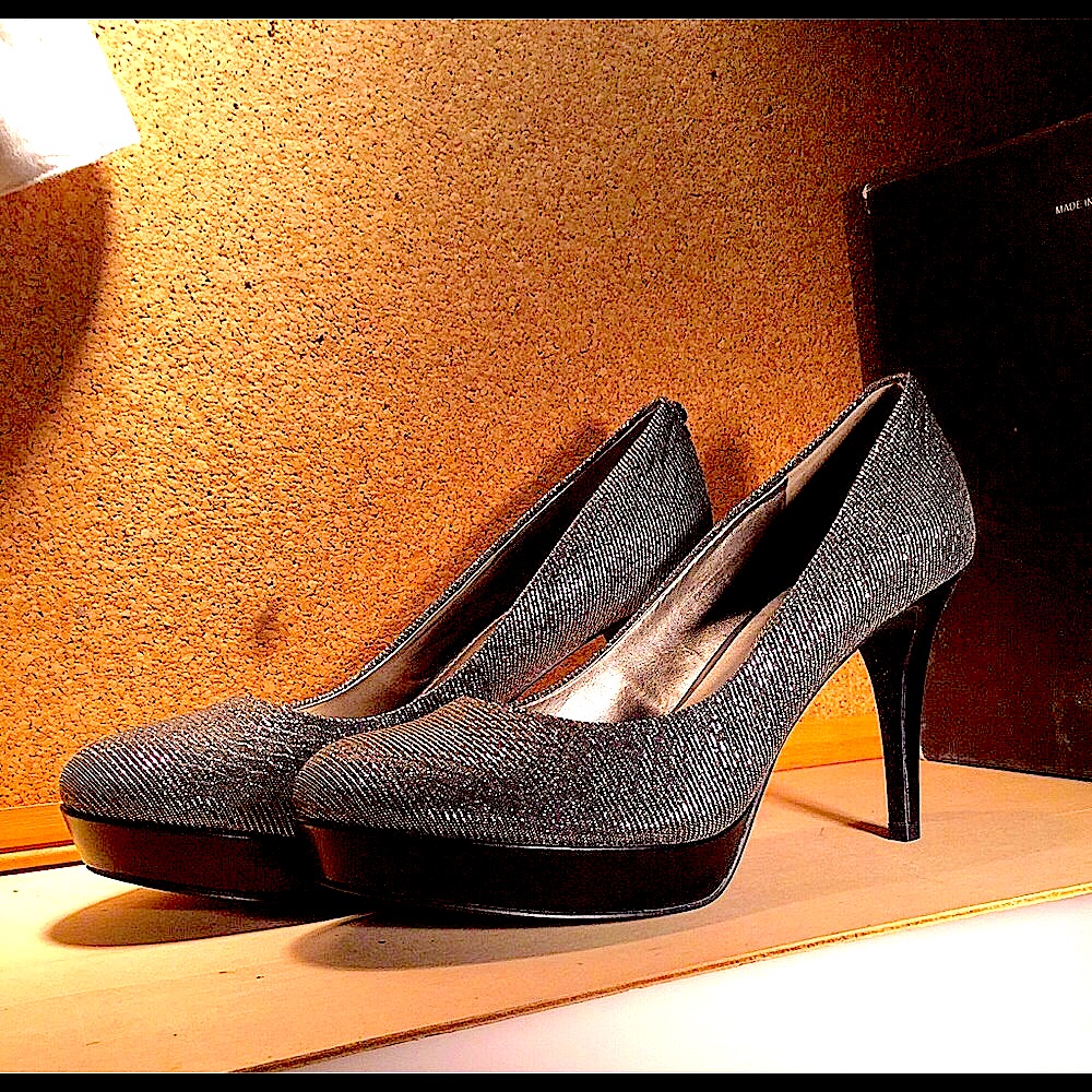 Tahari Platform Pumps Brand New